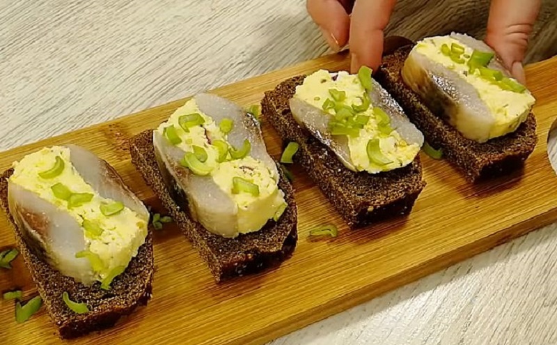 Ресторанная подача дома: слабосоленая сельдь с начинкой и секрет техники заморозки