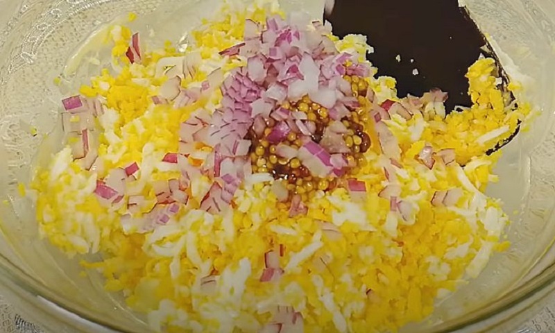 Ресторанная подача дома: слабосоленая сельдь с начинкой и секрет техники заморозки