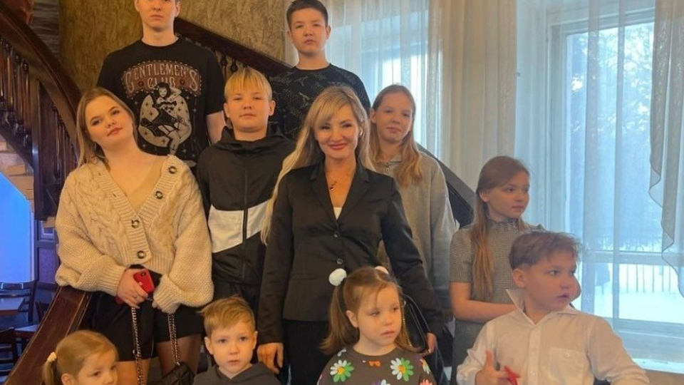 «Дети должны быть выдающимися, а мои не такие?»: сибирячке, воспитывающей 10 сыновей и дочек, отказали в ордене «Мать-героиня»