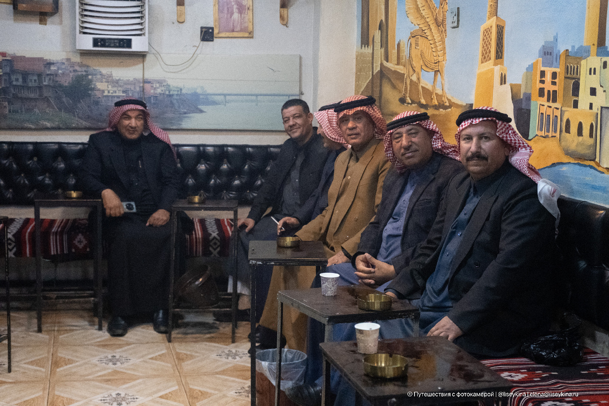 Приветливые господа. Позвали пить чай :)