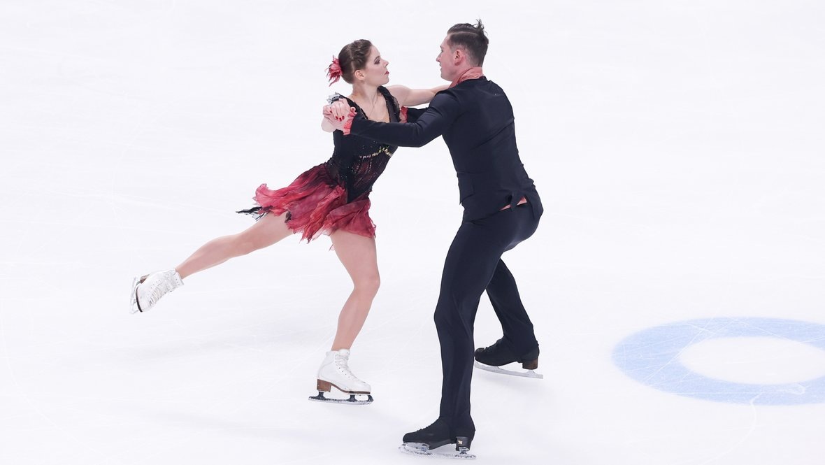    Анастасия Мишина и Александр Галлямов.Дарья Исаева