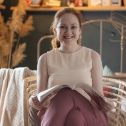    — Если экзамен будет выглядеть примерно так: у ученика спрашивают, кто основал государство Русь. — «Ну, Рюрик». — «А кто отменил крепостное право и когда?» — «Не помню точно, какой-то Александр в XIX веке». — «Хорошо, что-то знаешь, зачет», — что это может популяризовать и кому это интересно? Выглядит как бюрократический саботаж реального образования, — поделилась мнением в разговоре с «Реальным временем» репетитор по истории и обществознанию Анастасия Дербеко.