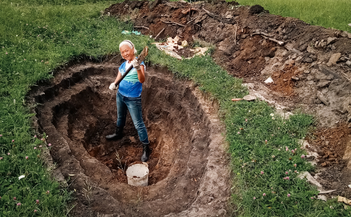 Лия со своей чудесной маленькой лопаткой в поисках воды на новом участке. Лето 2020 Г