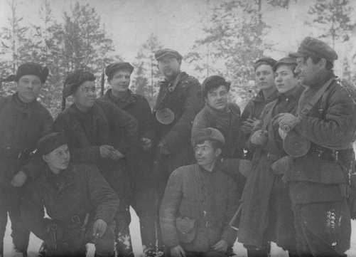 Архангельские партизаны после боя (фото из Яндекс.Картинки)