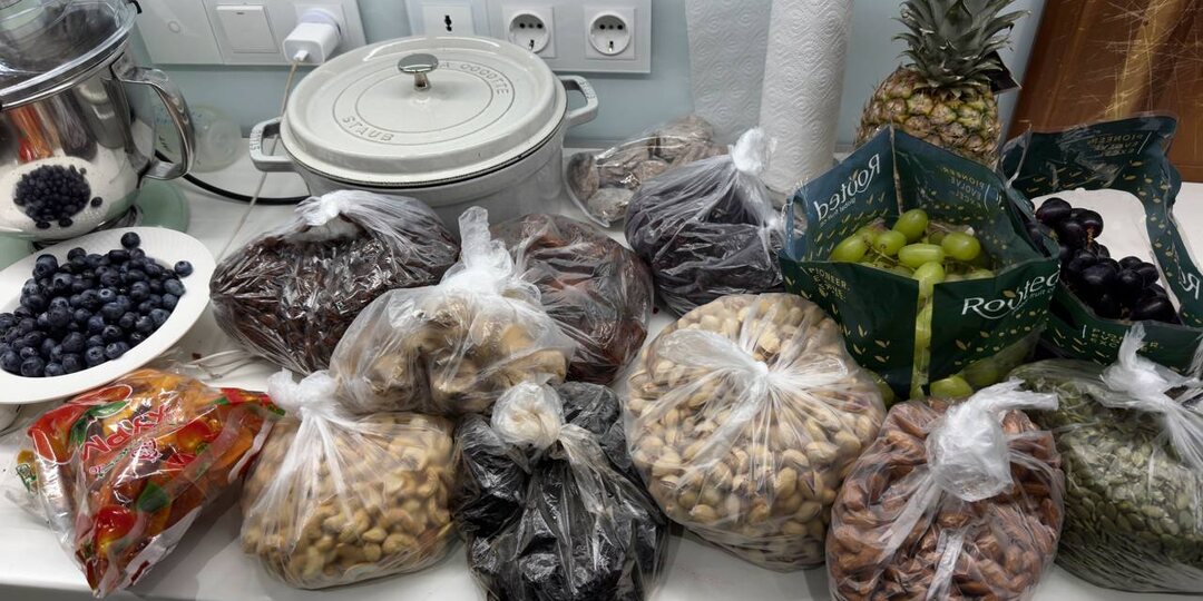 Муж заезжал на рынок купить немного орешков