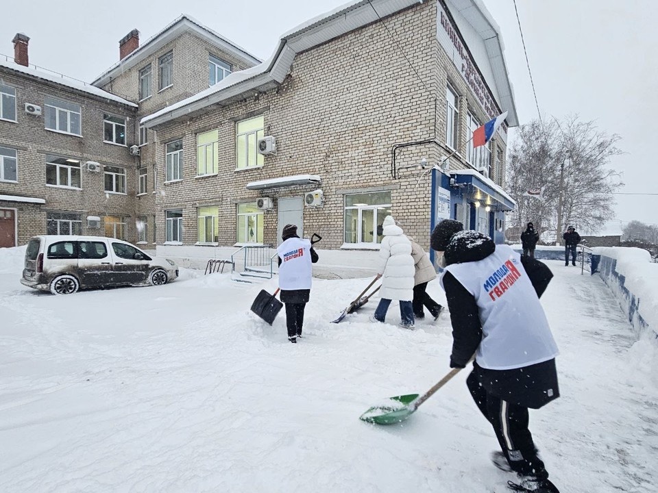    Добровольцы уже начали убирать снег в Сызранском и Волжском районах. Фото: пресс-служба «ЕР»