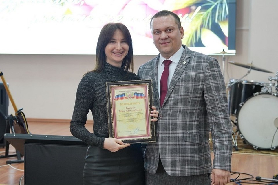    Сотрудниц Минобразования ДНР наградили в преддверии 8 Марта. Фото: ТГ/Трофимов