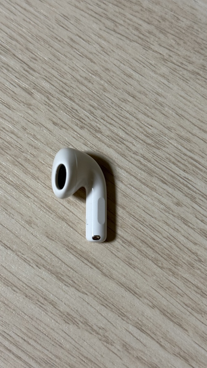 Наушник AirPods 4, показываю где именно тыкать 