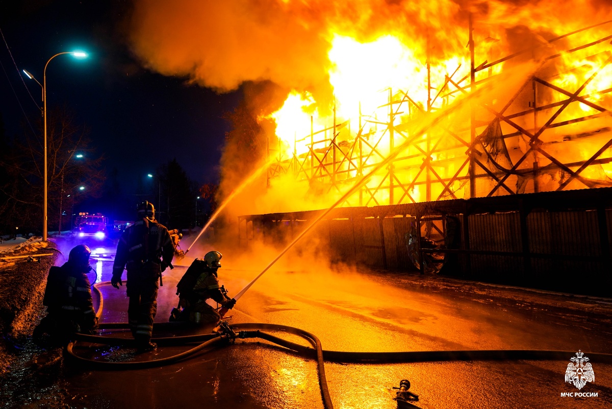    МЧС Карелии показало, как огнеборцы тушили пожар в старейшем здании Петрозаводска© МЧС по Республике Карелия/ ВК