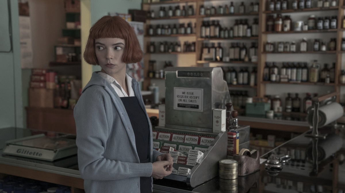 Кадр из мини-сериала «Ход королевы», 2020 год, режиссер Скотт Фрэнк