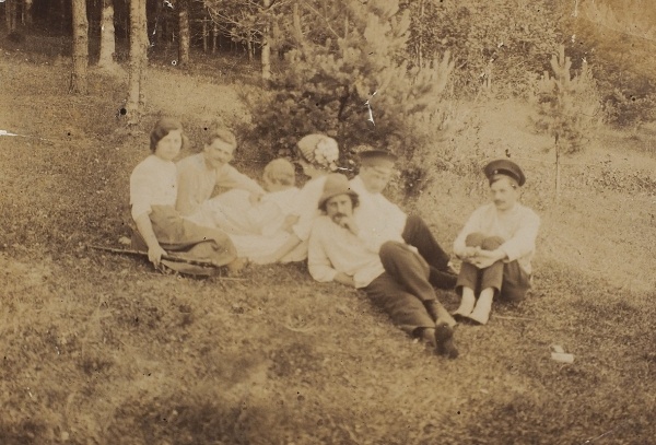 На фотографиях: С.А. Клычков, П.А. Журов, Д.Н. Семеновский, Т.Р. Рябчикова и др. Фотографии сделаны в деревне Юрьевское около Иваново-Вознесенска, имении Журовых