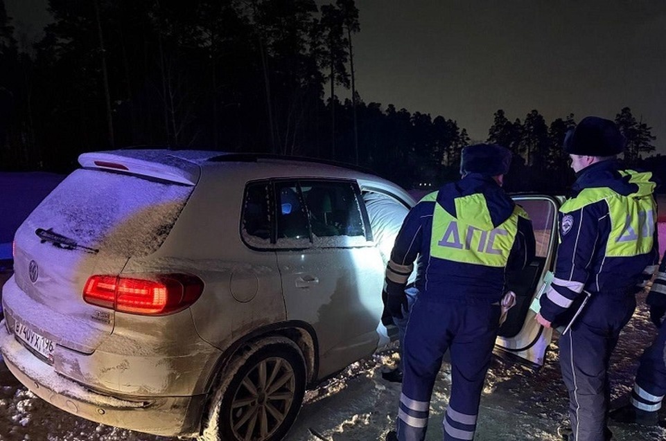    На месте трагедии работают полицейские. Фото: Госавтоинспекция Свердловской области