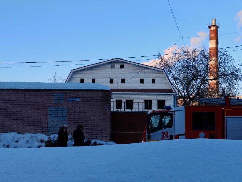    Двое детей, пострадавших при обрушении кровли в Нижнем Новгороде, доставлены в больницу. ФОТО: Предоставлено КП очевидцами происшествия.