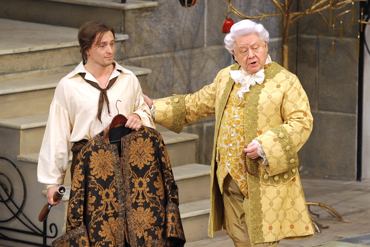    Сергей Безруков (Фигаро) и Олег Табаков (Граф Альмавива) (слева направо) в сцене из спектакля в постановке Константина Богомолова "Безумный день, или Женитьба Фигаро". / Фото: Александр Куров/ТАСС