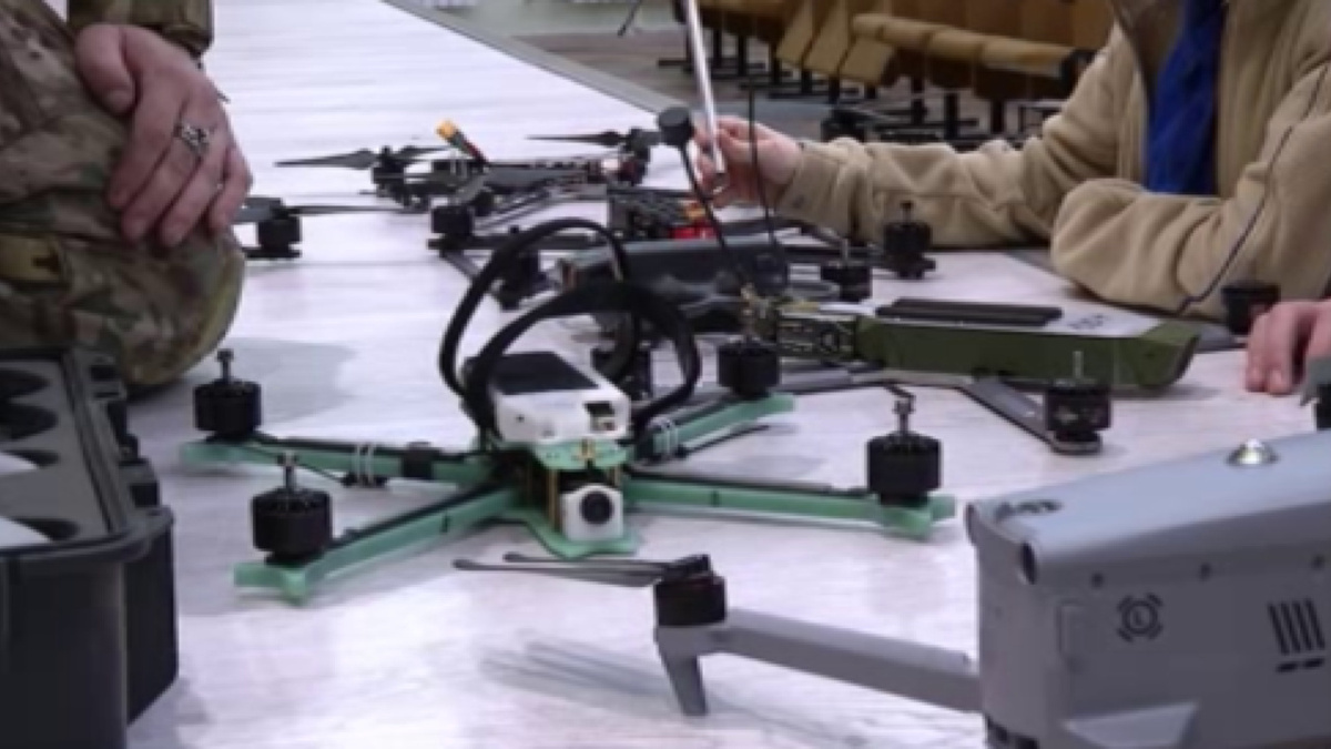    О различиях военных и гражданских дронов узнали ученики 61-ой школы Курска