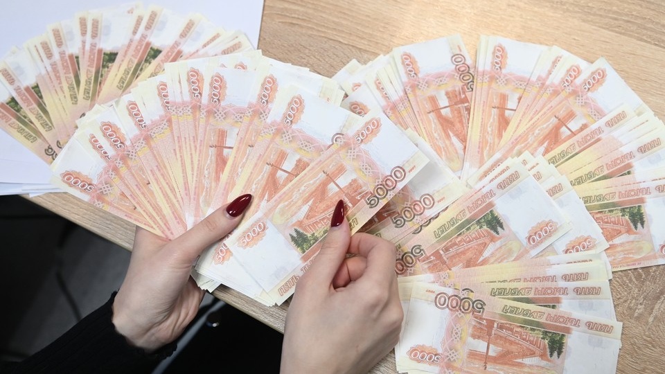 Прокуратура помогла донской пенсионерке вернуть деньги, украденные мошенниками