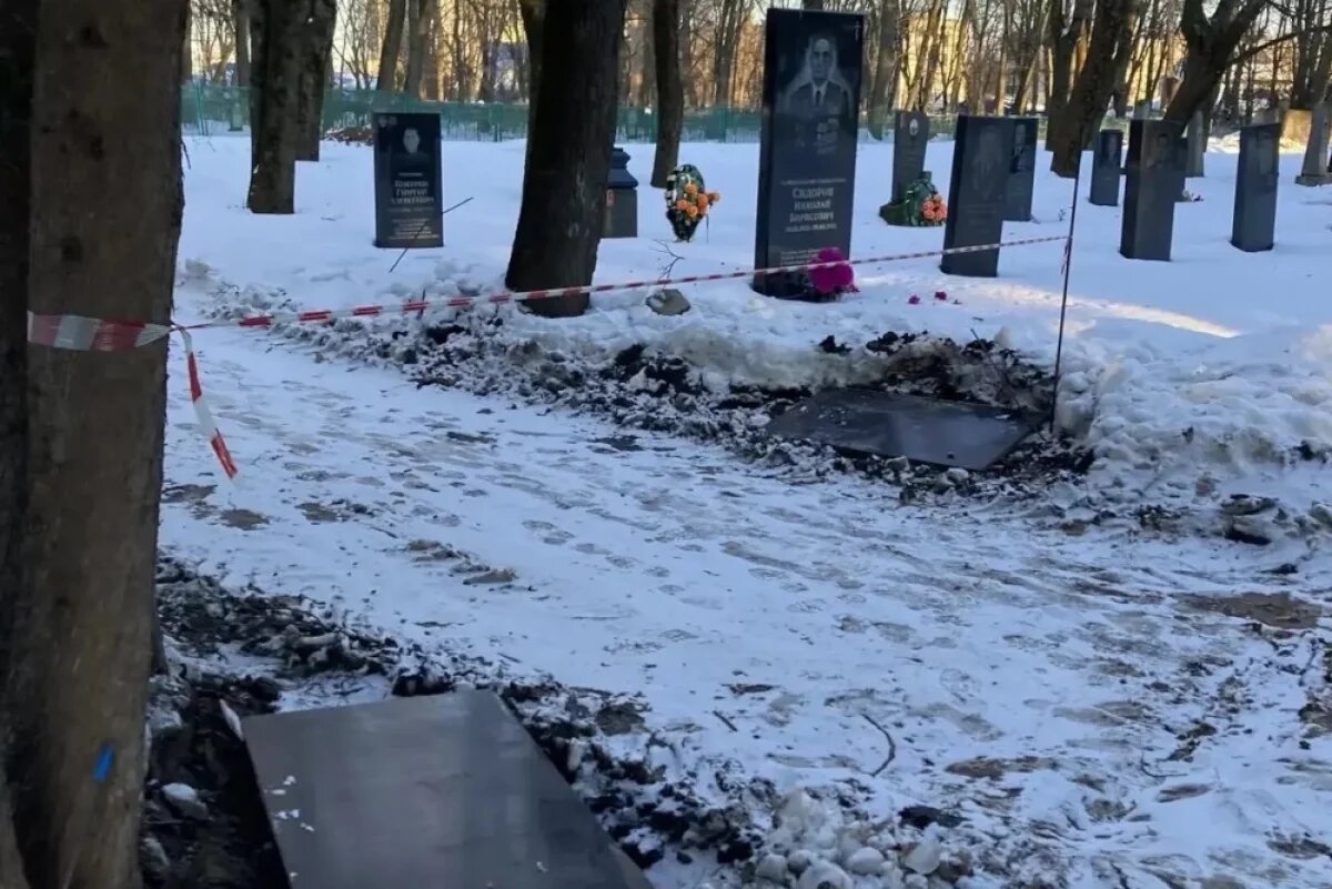    В Курске по могилам ветеранов проехала тяжёлая строительная техника