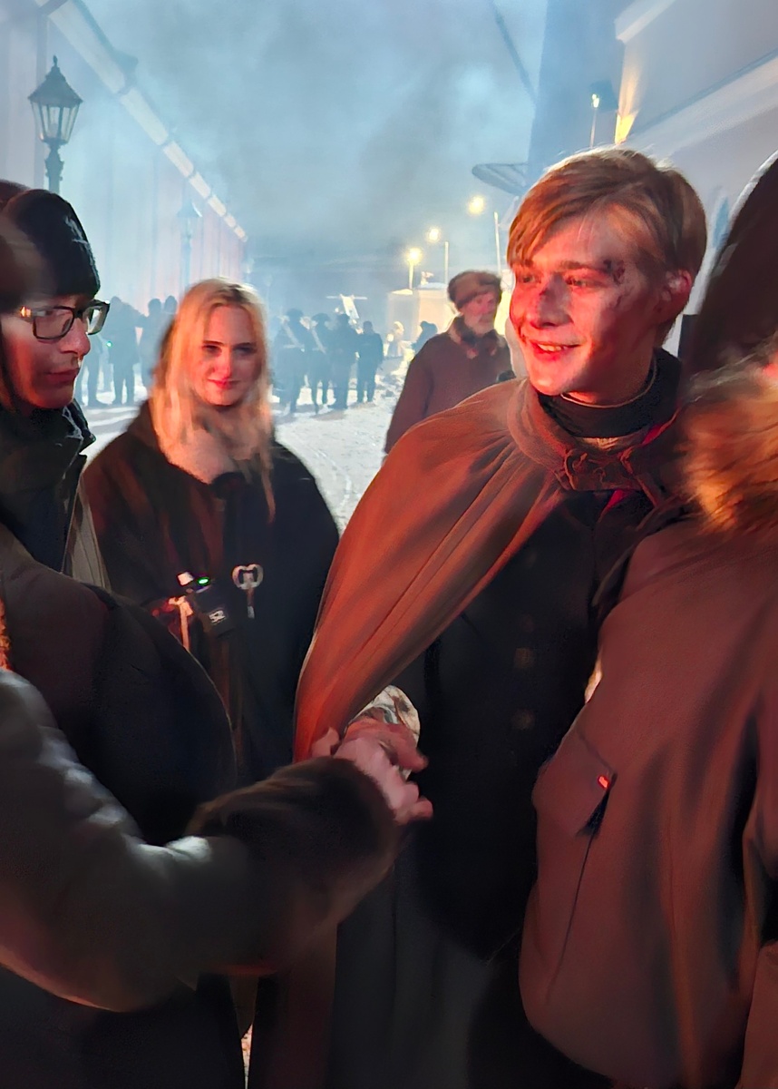 В главной роли этот милый юноша. Не знаю его. 