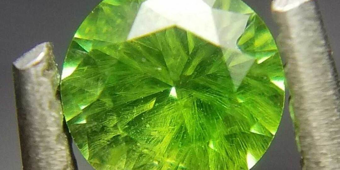 А вы знаете, что у демантоидов дисперсия выше, чем у бриллиантов?