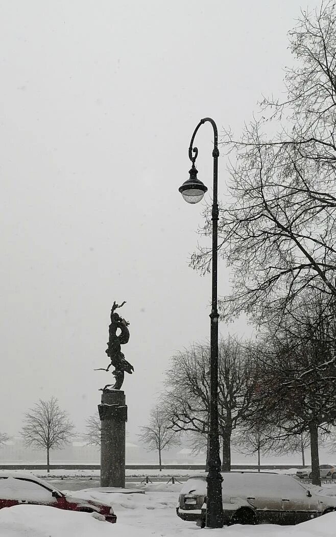 Статуя у Нахимовского училища