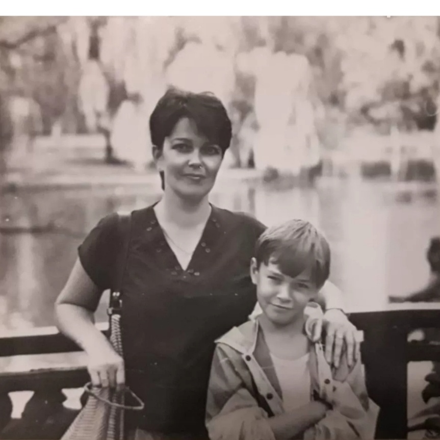 Максим в детстве с мамой