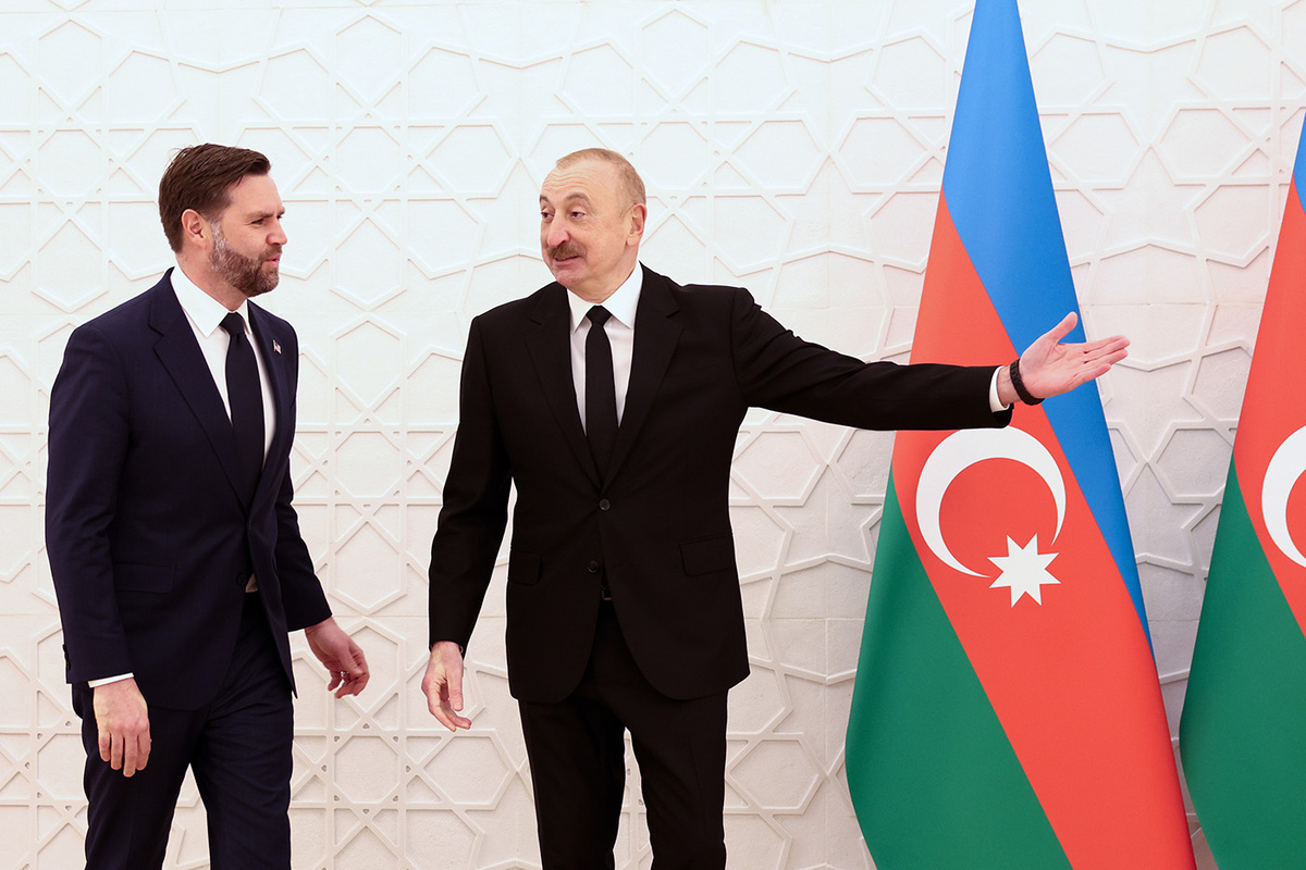   Вице-президент США Дж. Д. Вэнс (слева) встретился с президентом Азербайджана Ильхамом Алиевым в Президентской резиденции Загульба в Баку, Азербайджан, 10 февраля 2026 года 
Kevin Lamarque / AP