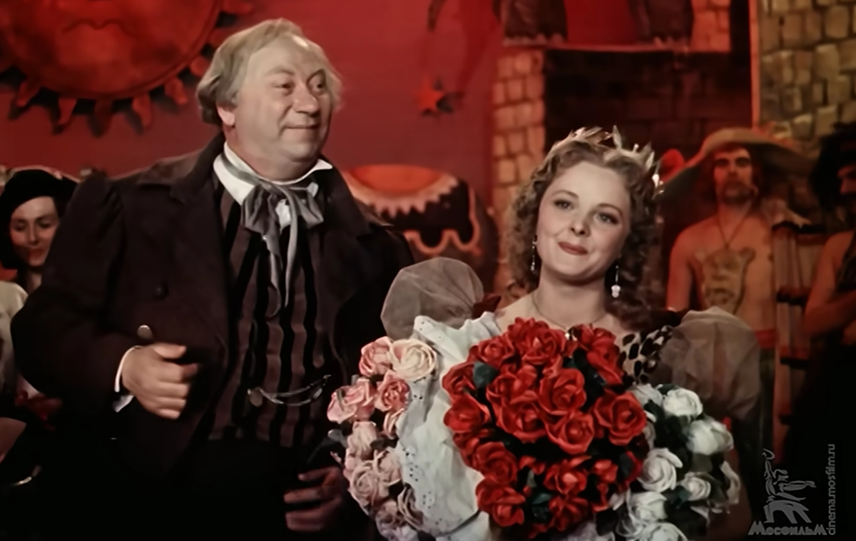 Василий Меркурьев и Лилия Юдина сыграли Лева и Лизочку Синичкиных в фильме "На подмостках сцены" на вечную тему о том, как трудно получить дебют молодой артистке по мотивам старого доброго водевиля "Лев Гурыч Синичкин"