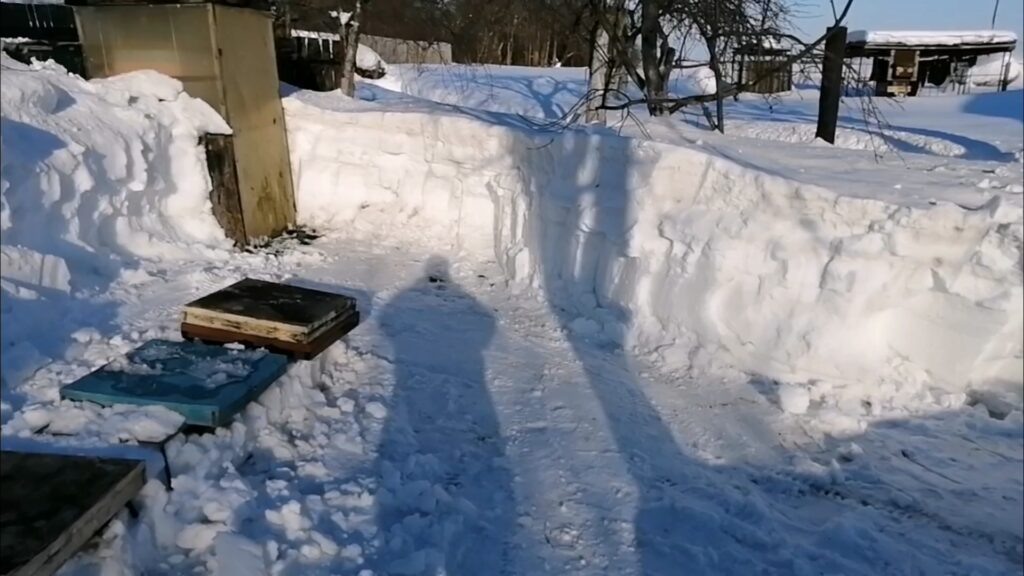 Очистка снега на точке.