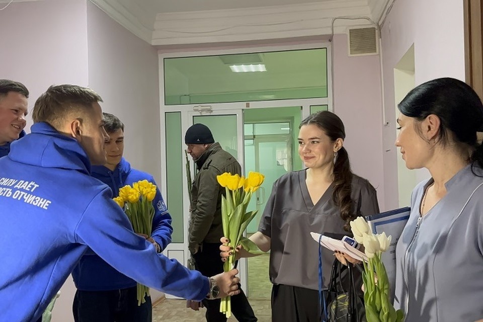    Молодежь поздравила пациенток и врачей донецких больниц с наступающим 8 Марта. Фото: Минмол ДНР