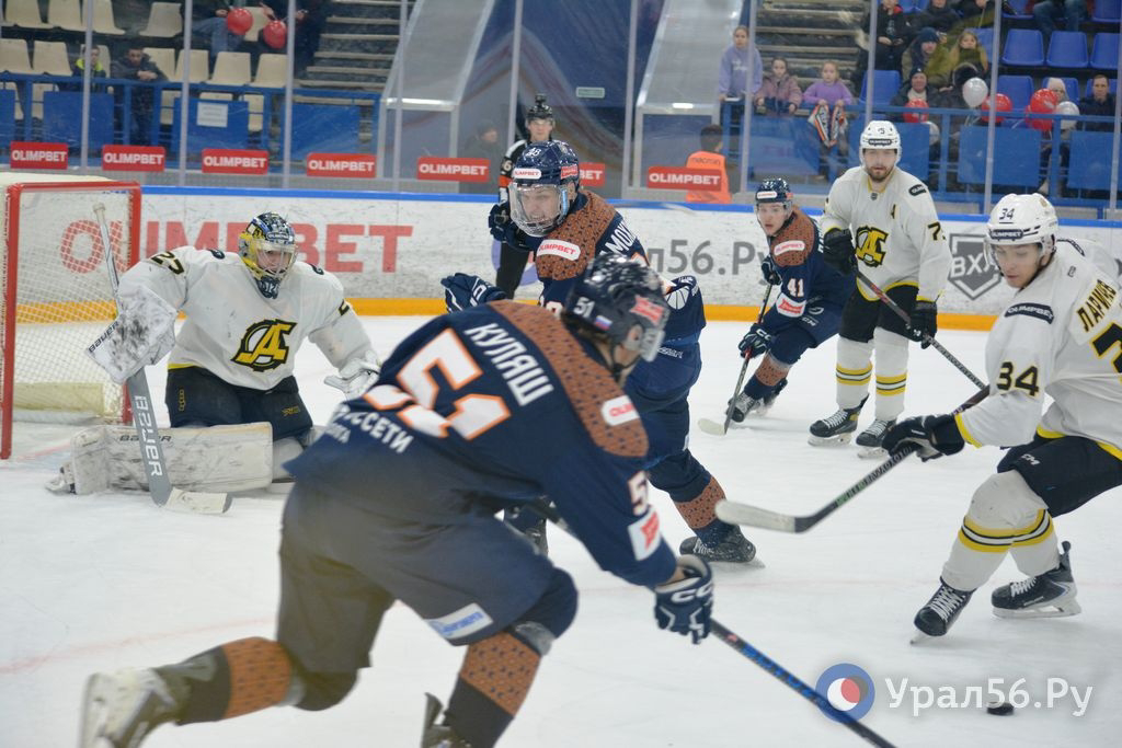    В Орске хоккейный клуб «Южный Урал» уступил пензенскому «Дизелю» со счетом 0:3