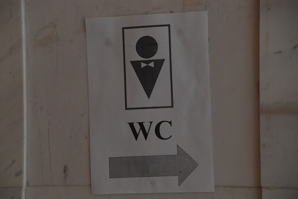    Всего нужно обслуживать 18 уборных Владимир ВЕЛЕНГУРИН