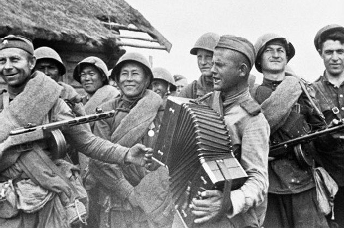 Как сын, благодаря гармошке, встретился в Берлине с отцом, которого считали погибшим