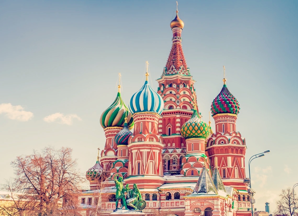 Праздничный вид собора Покрова на Рву: разноцветные купола напоминают пряничный домик