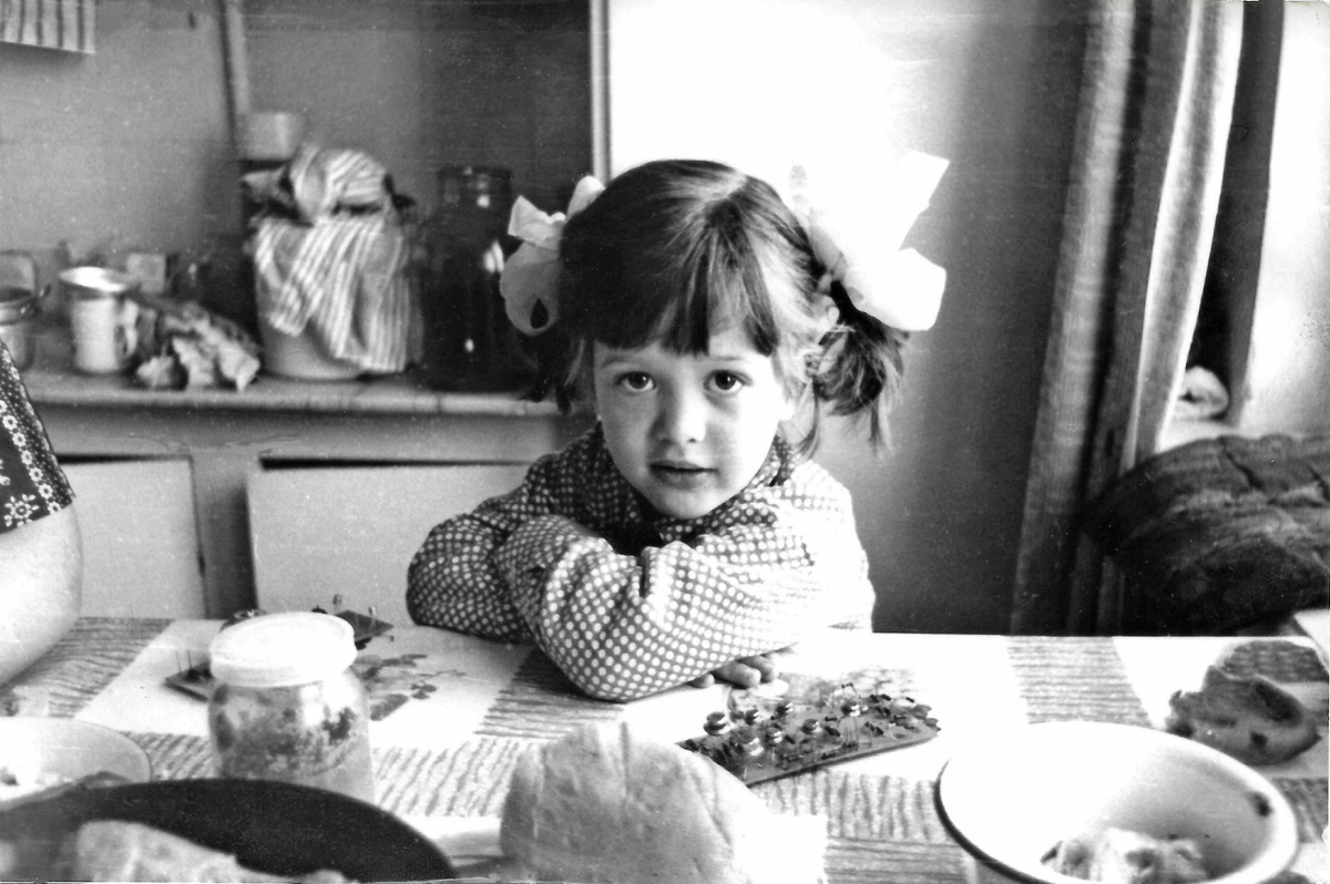 "Внучка и радиодетальки", 1983 год. Фото: В.Скворцов.