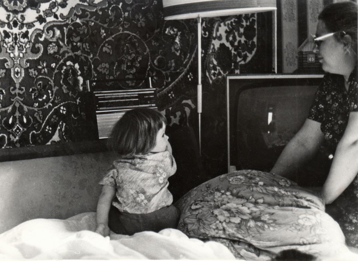 "Внучка с бабушкой и радиоприемник", 1979 год. Фото: В.Скворцов.