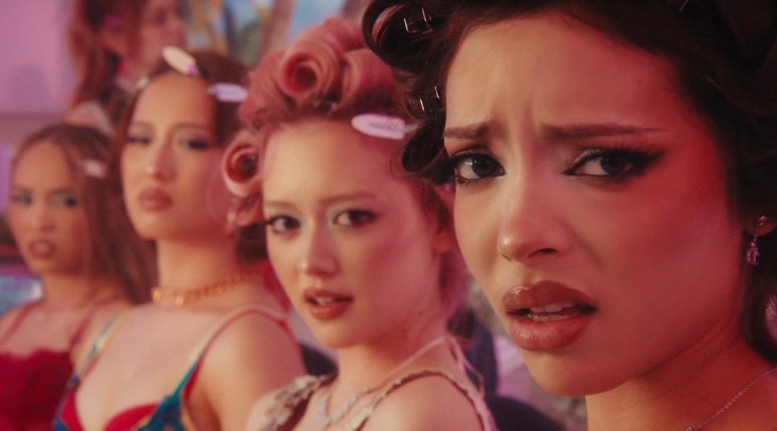     Кадр из клипа «Tweak»