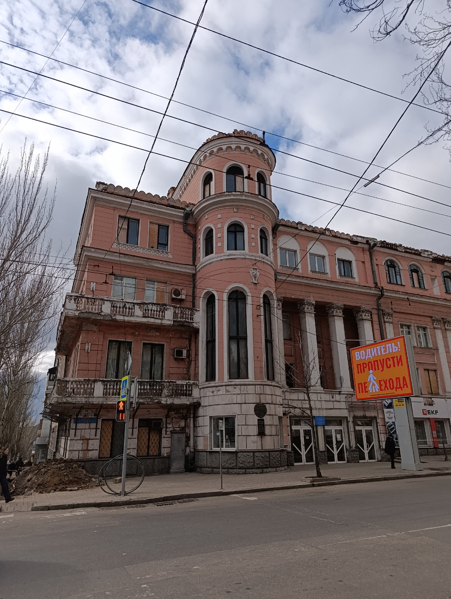 Старинный дом на пересечении улицы Артёма и проспекта 25-летия РККА. 