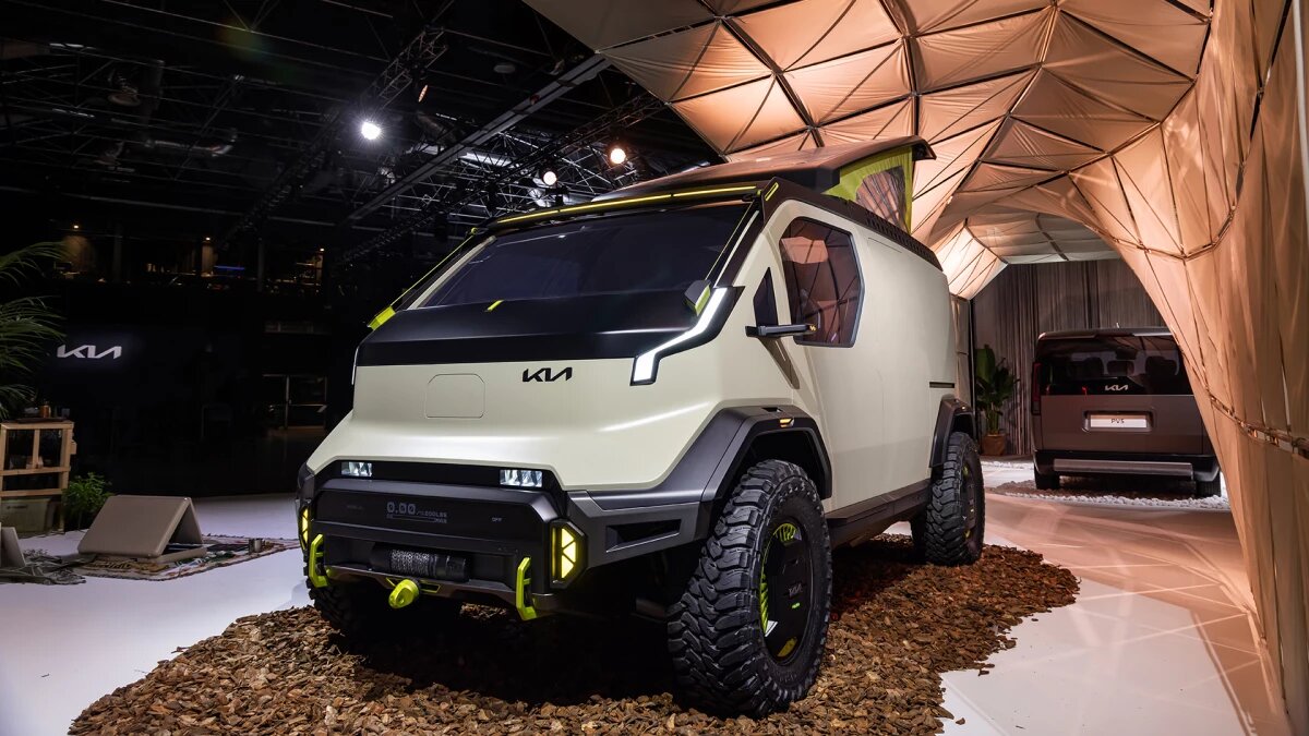 Собственный WKNDR от Kia технически был первым складным кемпером PV5, но это был всего лишь концепт. В отличие от фургона Sussex, у него складная крыша, которая крепится спереди, а не сзади.