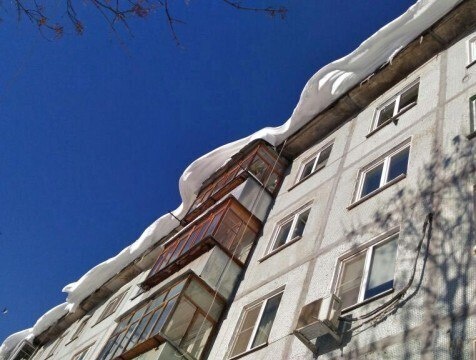 Сотрудники УК в Калуге и Кондрове задержаны после схода снега на людей