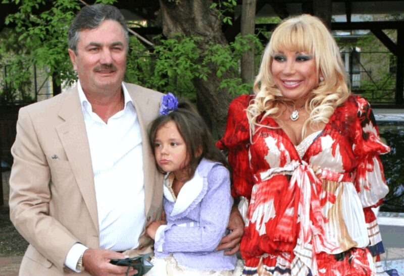    Счастливые моменты семейной жизни Маши Распутиной, Виктора Захарова и их дочери Марии.