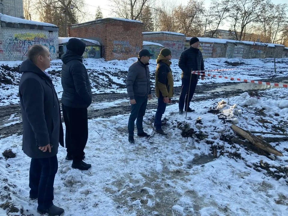    Чиновники на месте "работ". ТГ Хинштейна из соцсетей