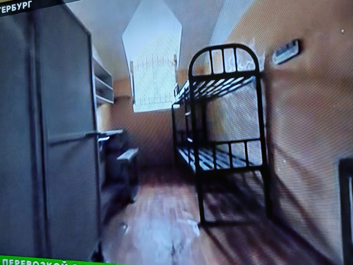 Дата, время, Ф.И.О., находясь на участке местности, расположенном возле помещения кафе "Снежинка" по адресу: Краснодарский край, г.Краснодар ул.Линейная, 51, используя малозначительный повод - ссору, возникшую между Ф.И.О. и Петровым И.И., действуя умышленно, применяя предмет, используемый качестве оружия - нож, нанес Петрову И.И. не менее трех ударов, в результате чего причинил ему телесные повреждения в виде раны правой половины спины по лопаточной линии в 8 - ом межребье, проникающей в правую плевральную полость, раны груди в проекции яремной "ямки" в пределах мягких тканей без повреждений внутренних органов, ограниченной раны правой половины груди, причинившие тяжкий вред здоровью по квалифицирующему признаку опасности для жизни человека с созданием непосредственной угрозы для жизни.          Ф.И.О. была избрана мера пресечения в виде домашнего ареста. При вынесении приговора домашний арест изменен на заключение под стражу, в зале суда Ф.И.О. взят под стражу.