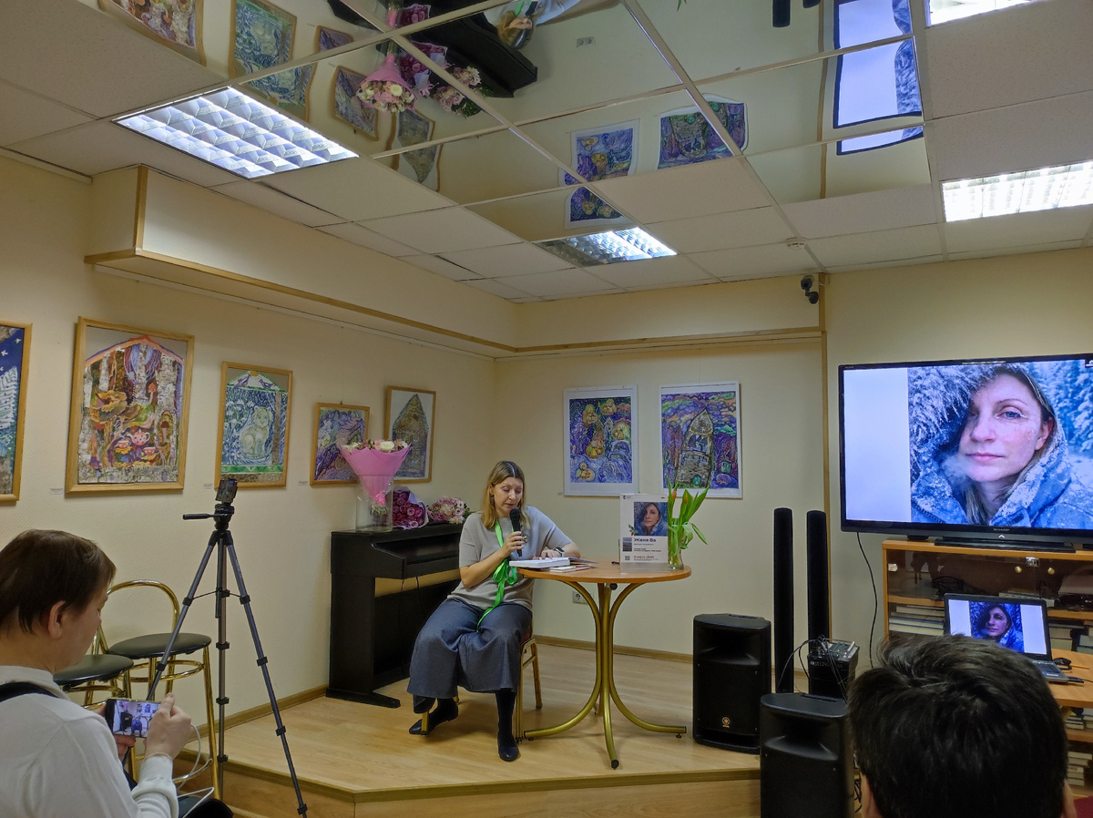 Женя Ва за столом и в телевизоре.