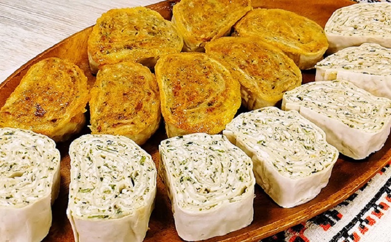 Лаваш-рулет с одной начинкой, но два вкуса: закуска, которую хочется повторять снова и снова