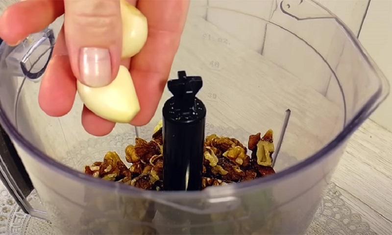 Лаваш-рулет с одной начинкой, но два вкуса: закуска, которую хочется повторять снова и снова