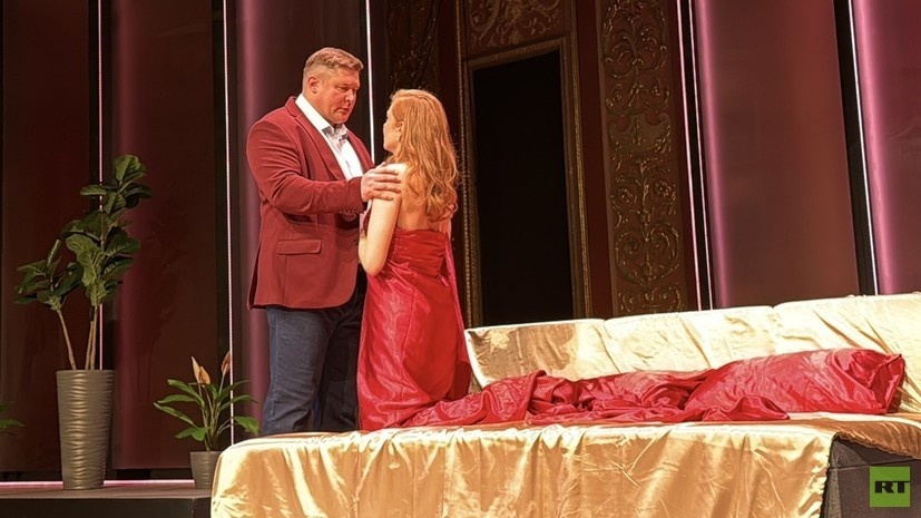     Сцена из спектакля «Жёлтый карлик» RT