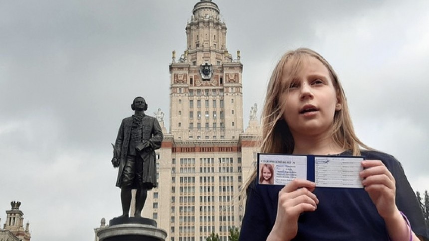 «Официально!»: в 13 лет с дипломом вуза, как Алиса Теплякова стала самым молодым выпускником РГГУ