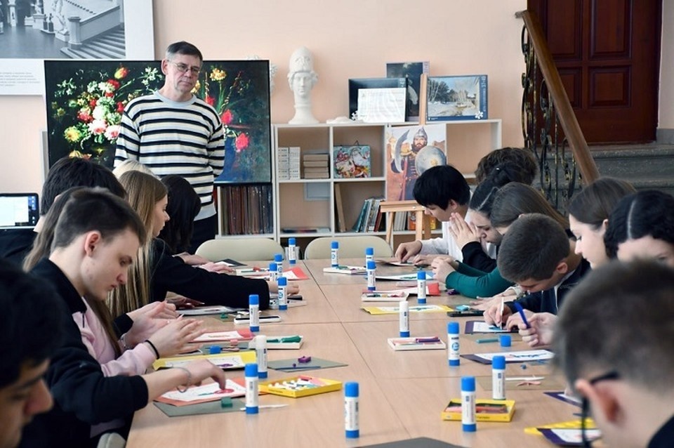    В музее Донецка прошло творческое занятие к 8 Марта. Фото: Министерство культуры ДНР