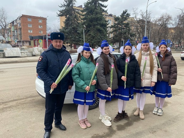 В Каменске-Шахтинском женщинам-водителям подарили цветы