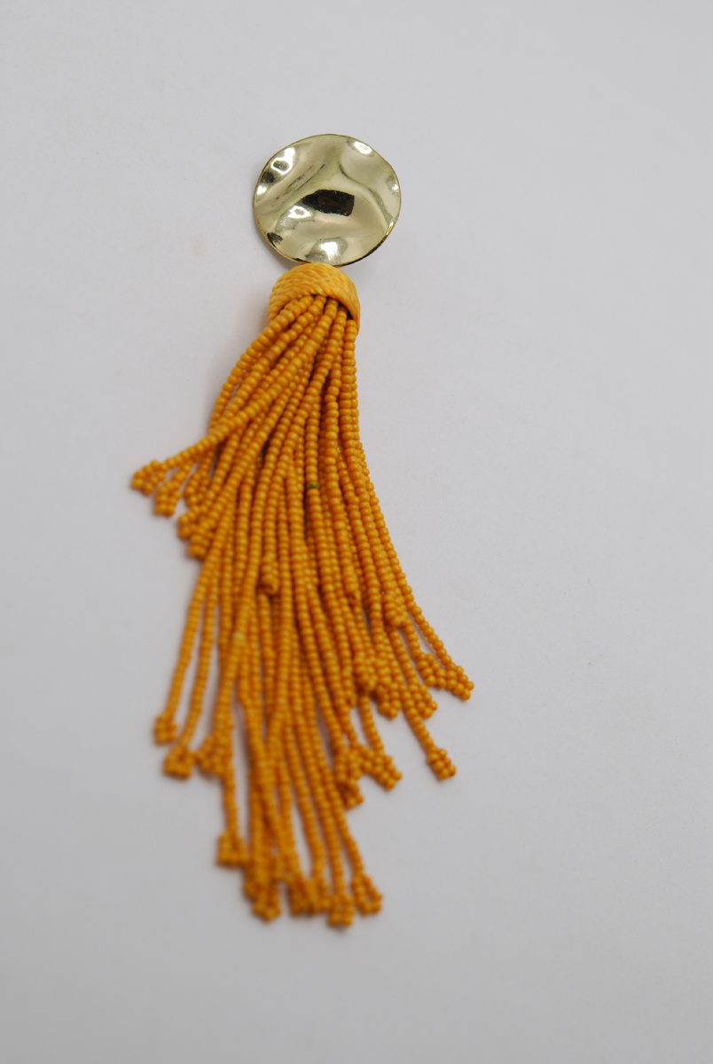 Ярко-жёлтые серьги из бисера.